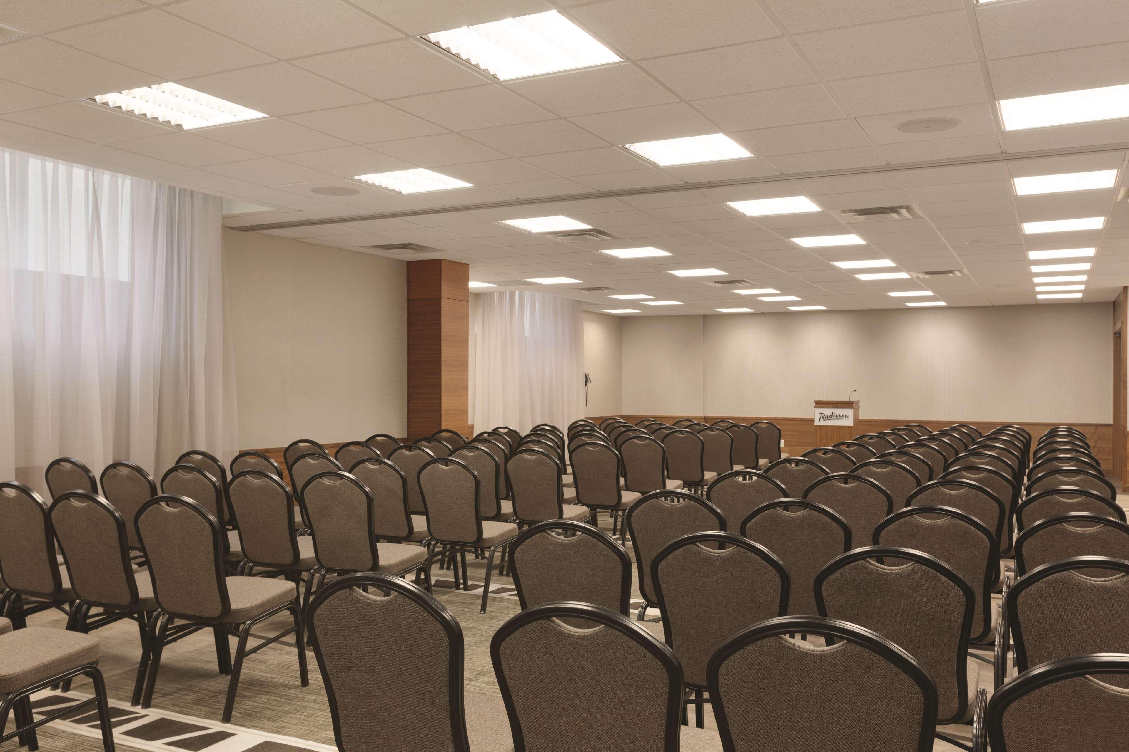 Radisson & Conference Centre Airport Hotel 4*