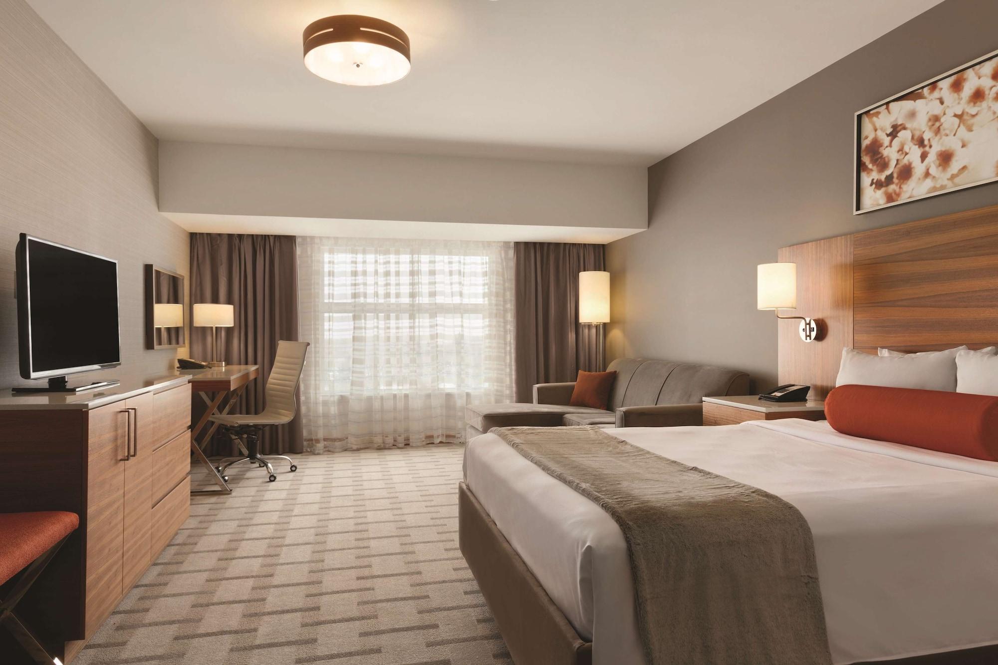 Radisson & Conference Centre Airport Hotel