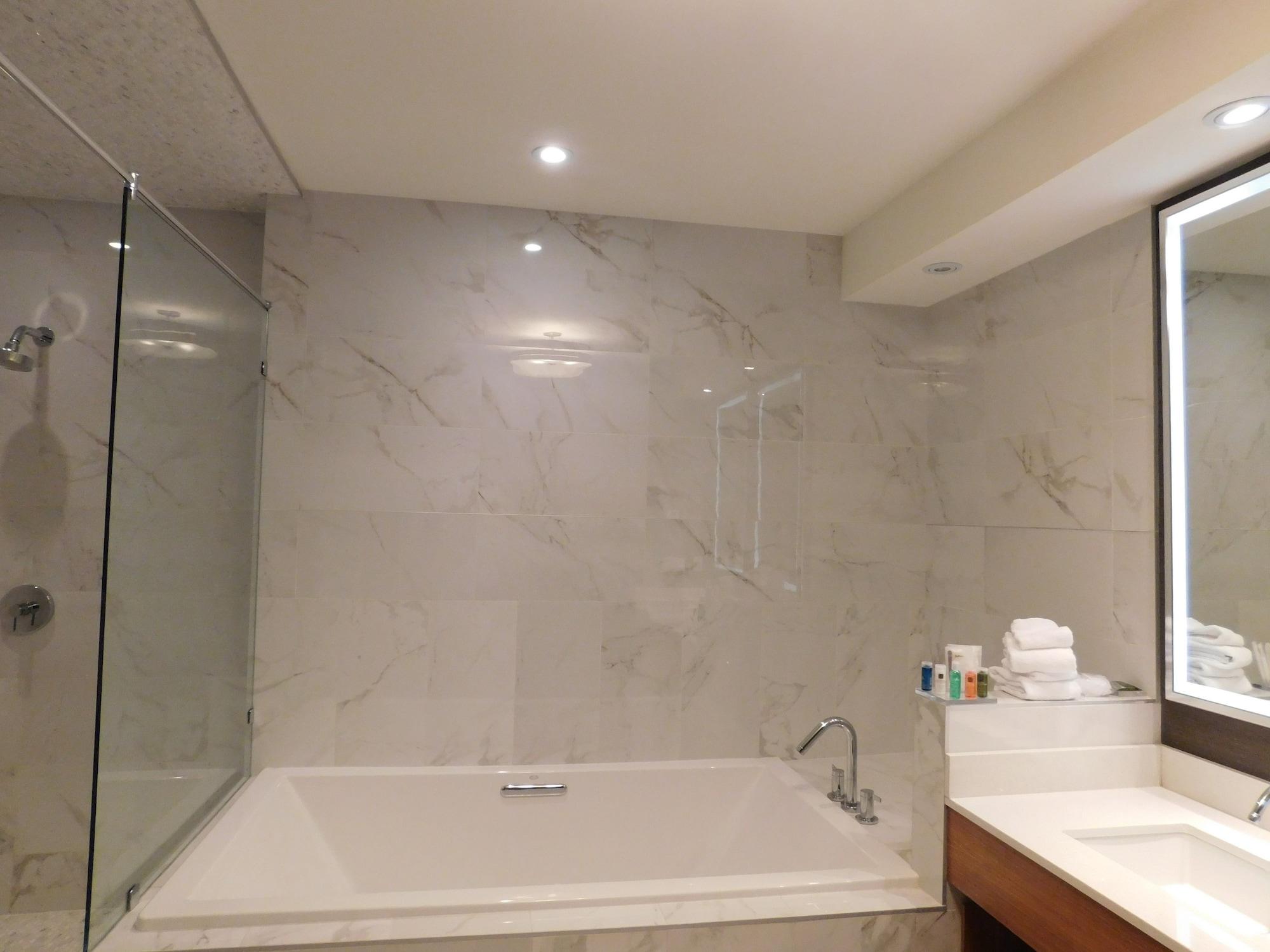 Hotel Radisson & Conference Centre Airport 4*